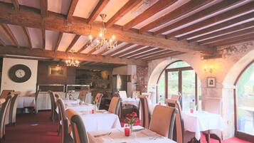 Daily buffet breakfast (GBP 9.90 per person)