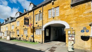 A traditional stone building with a sign for 'The Crown Hotel'. - The Crown Hotel (Moreton-in-Marsh)