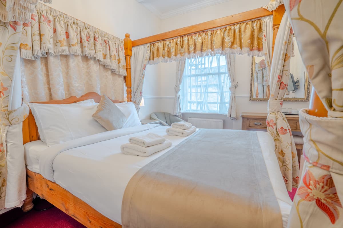 Room (Four poster)