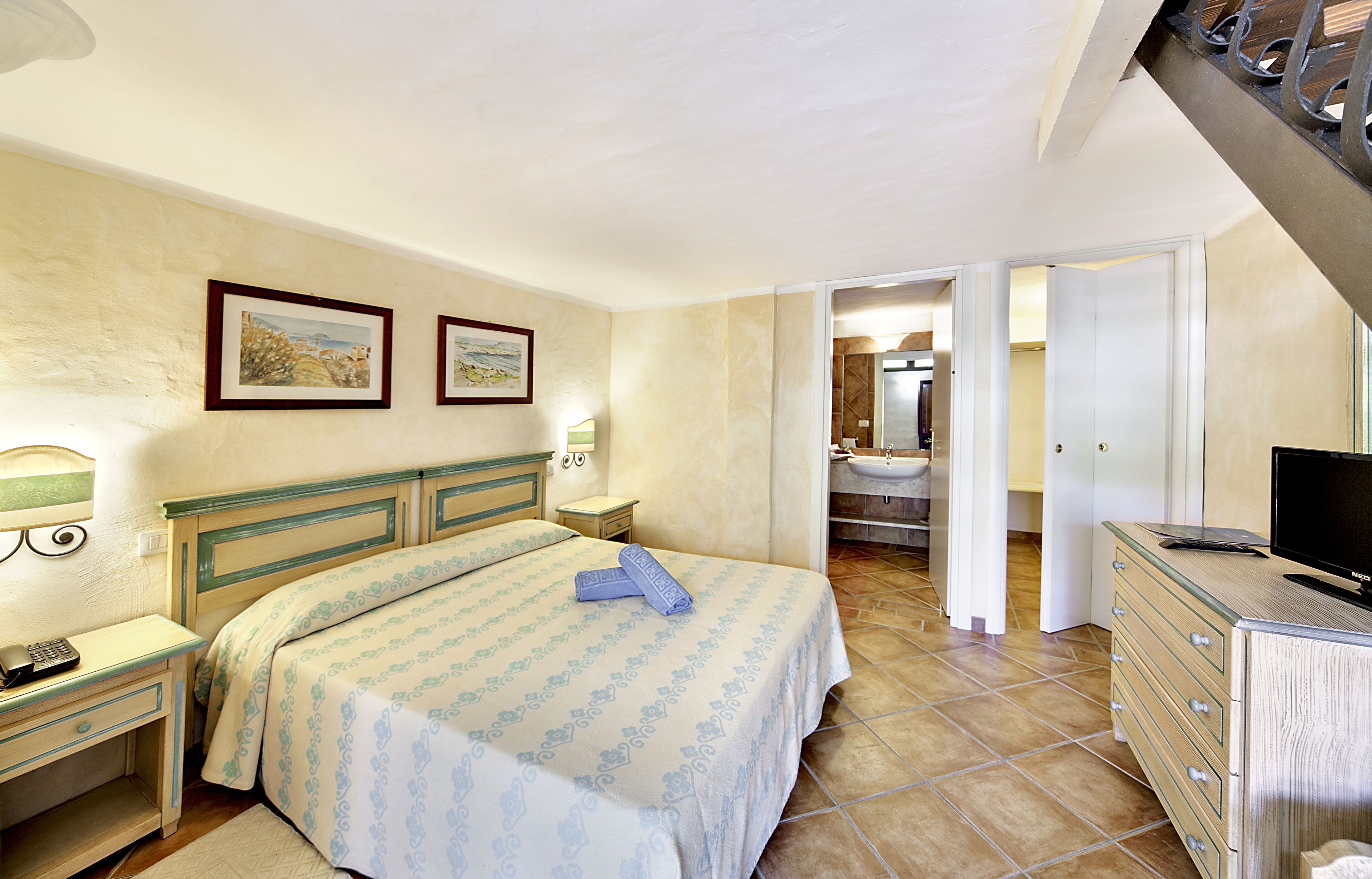 Minibar, desk, WiFi (free), bed sheets