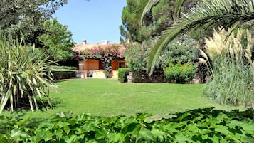 Habitación clásica con 1 cama matrimonial o 2 individuales, patio | Vista al jardín