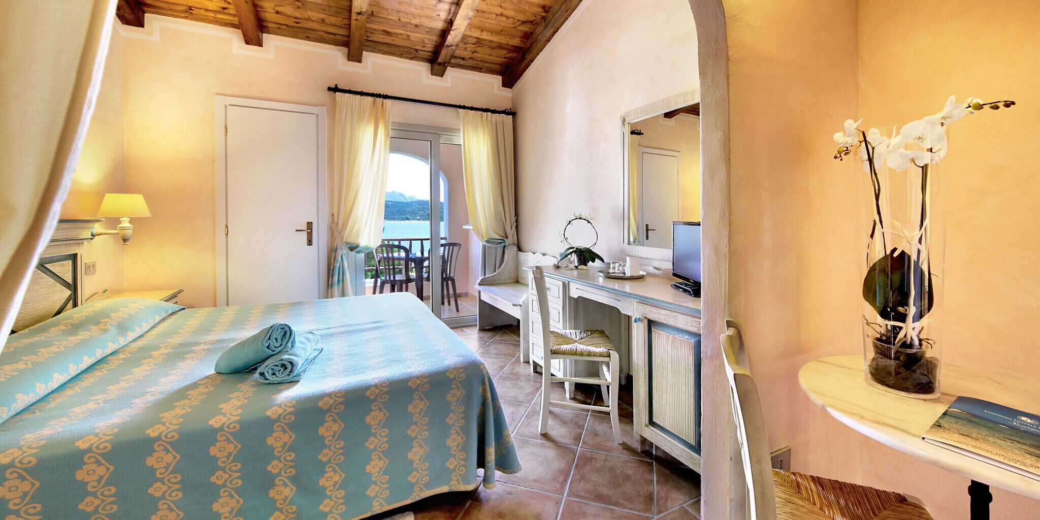 Minibar, desk, WiFi (free), bed sheets