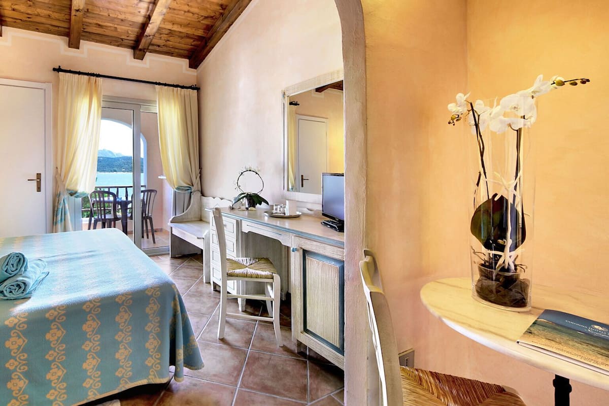 Minibar, desk, WiFi (free), bed sheets