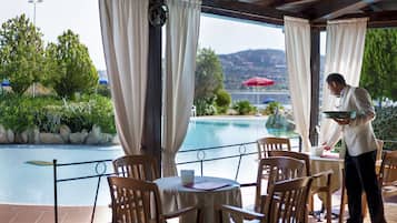 Bar en bord de piscine