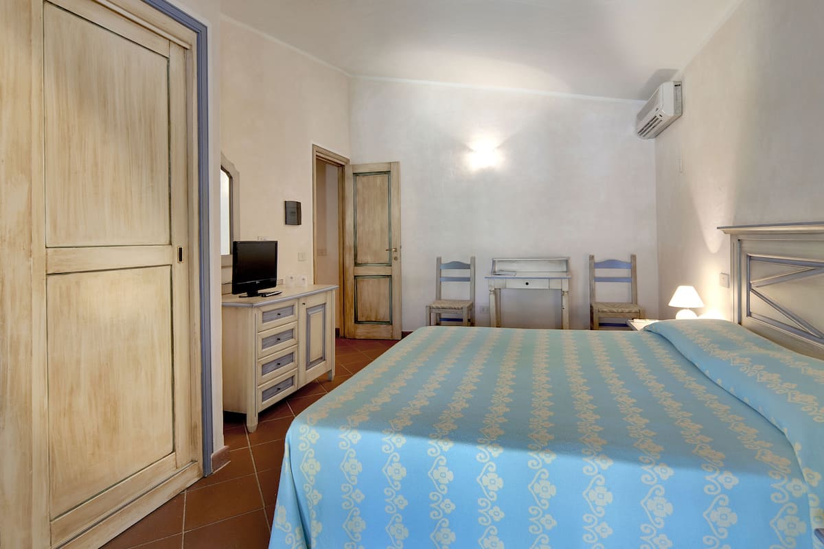 Minibar, in-room safe, free WiFi, bed sheets