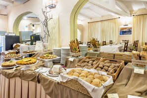 Desayuno de cocina local (EUR 20 por persona)