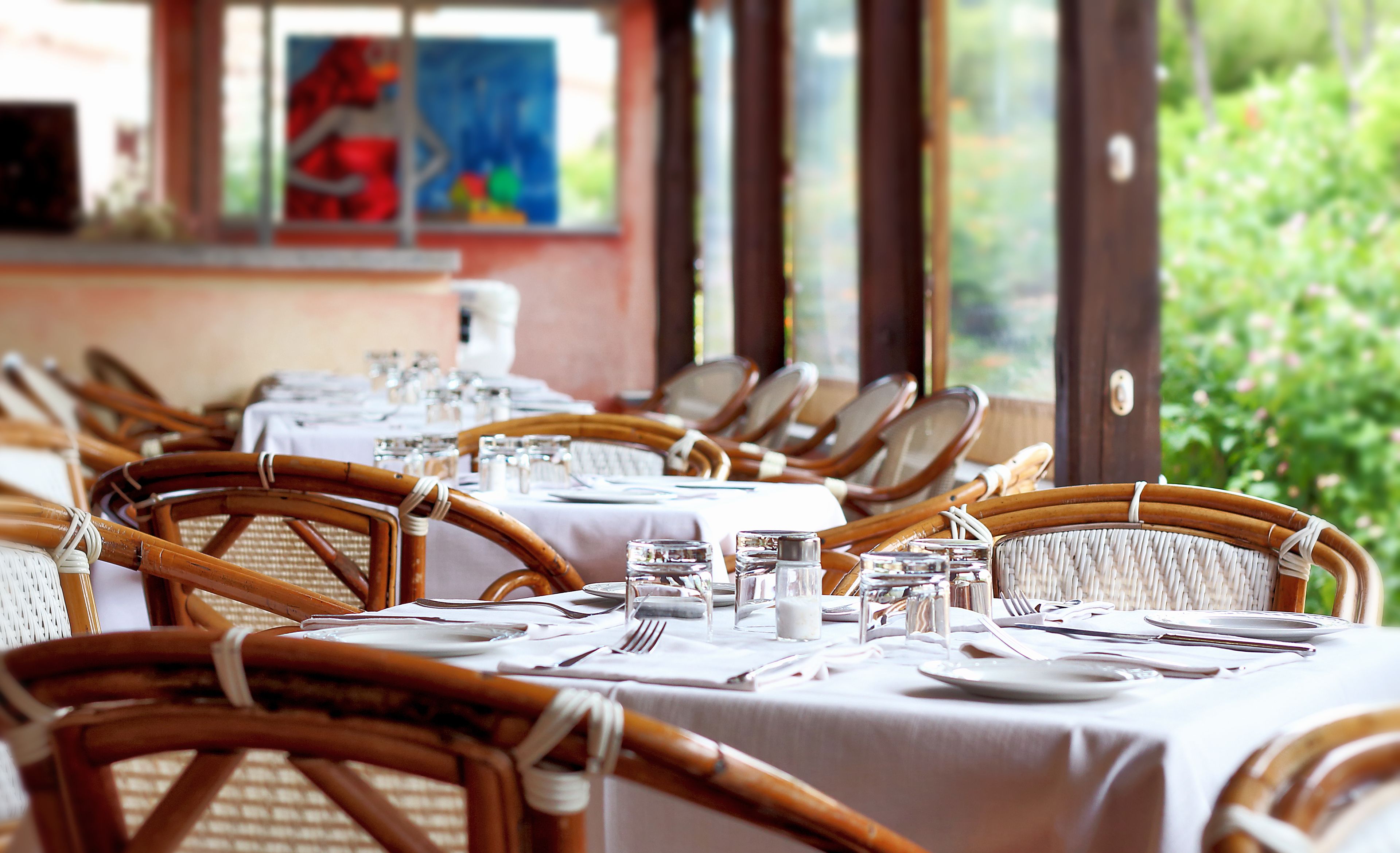 Frokost og lunsj serveres, middelhavsretter, utsikt mot bassenget 