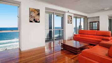 Penthouse, 2 Bedrooms (Sub Penthouse Lockoff) | In-room safe, desk, iron/ironing board, rollaway beds