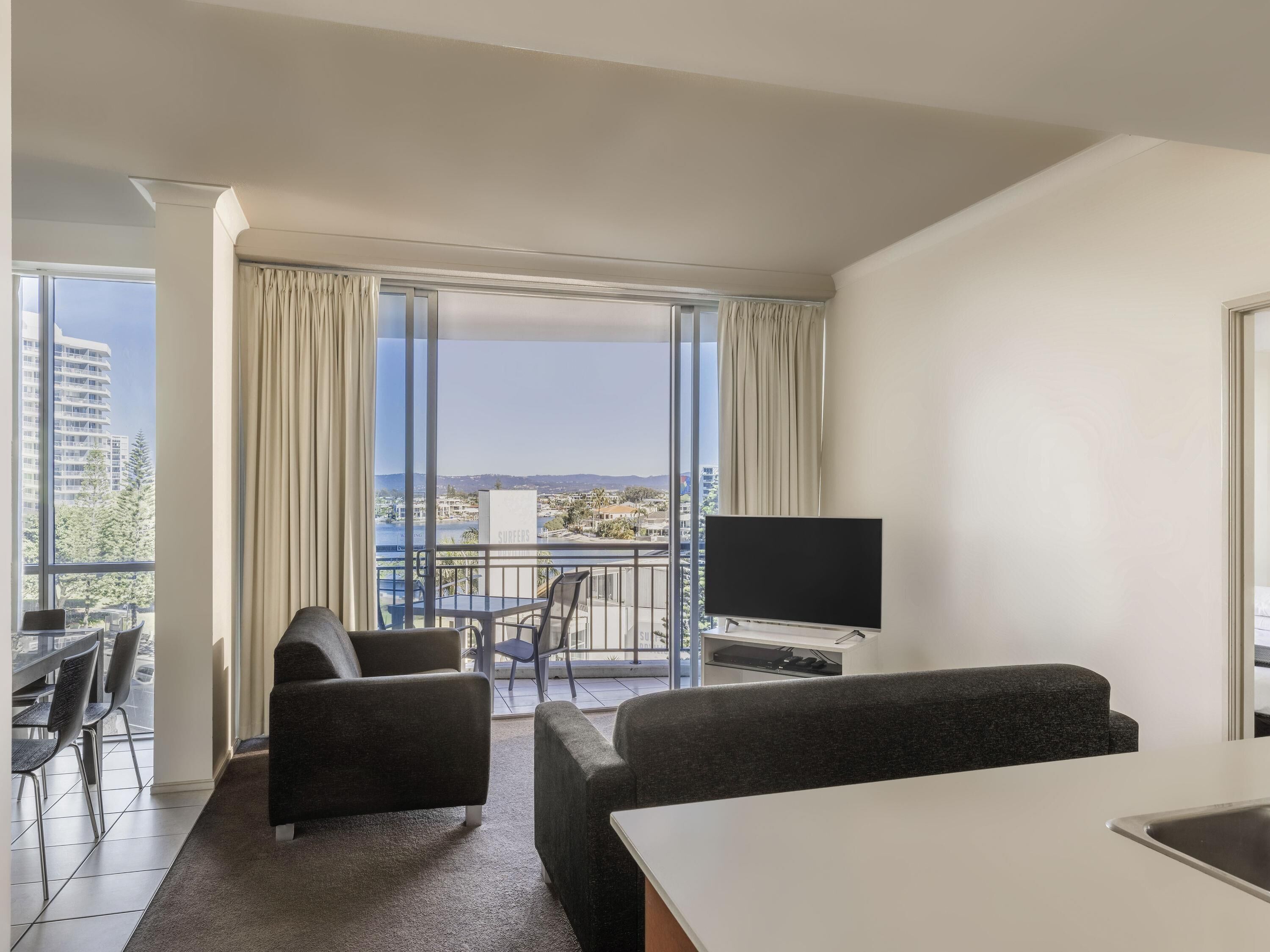 Departamento, 3 habitaciones (1 Bathroom) | Caja de seguridad en la habitación y escritorio 