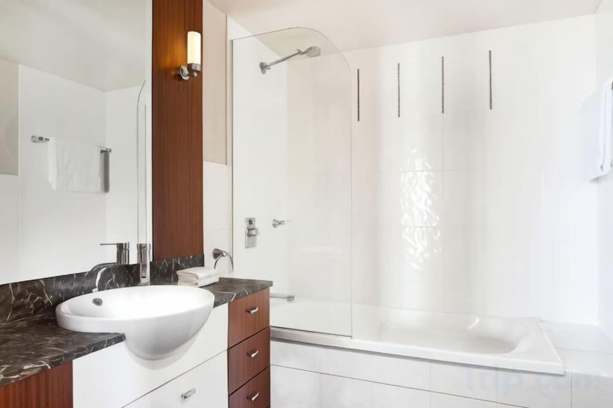 Combined shower/tub, free toiletries, hair dryer, towels