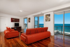 Penthouselejlighed - 2 soveværelser (Sub) | Pengeskab på værelset, skrivebord, strygejern/strygebræt