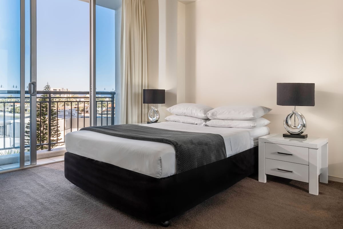 3 bedrooms, in-room safe, desk, iron/ironing board