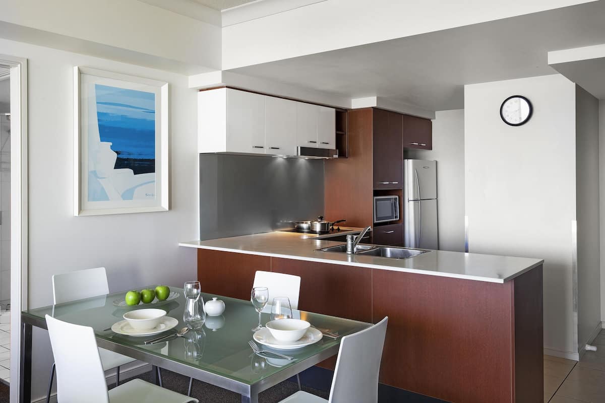 Apartment, 1 Bedroom | 3 bilik tidur, peti besi dalam bilik, meja, seterika/papan seterika