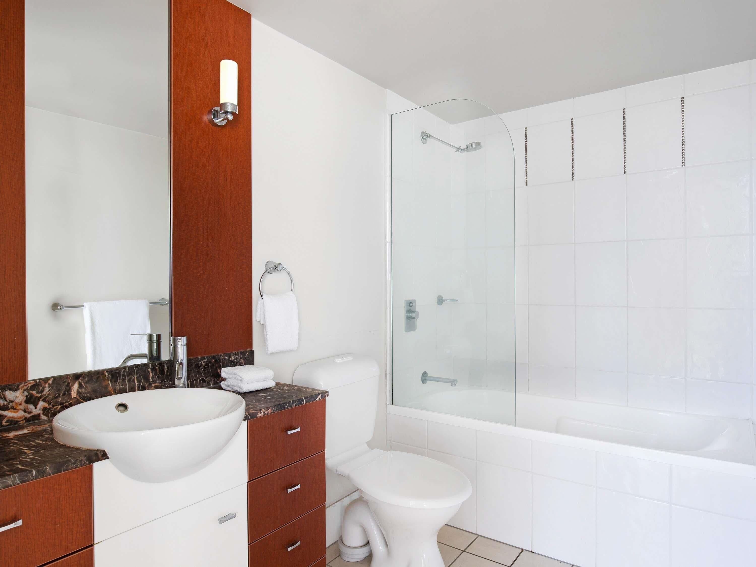 Combined shower/tub, free toiletries, hair dryer, towels