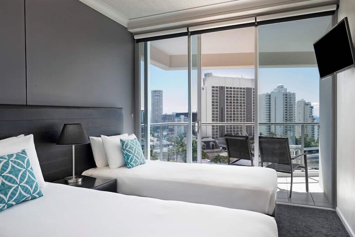 Habitación, 2 habitaciones, 2 baños, vista al océano | Caja de seguridad en la habitación y escritorio