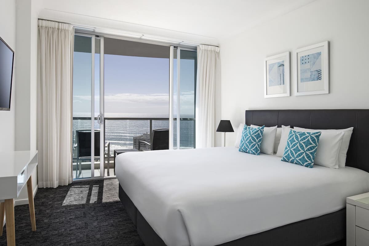 3 bedrooms, in-room safe, desk, iron/ironing board