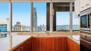 Room, 2 Bedrooms (Sub Penthouse Lockoff) | 3 bedrooms, in-room safe, desk, iron/ironing board