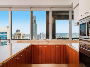 Apartamento, 2 quartos | 3 quartos, cofres nos quartos, escrivaninha