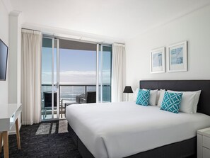 Værelse - 3 soveværelser - 2 badeværelser - havudsigt | Pengeskab på værelset, skrivebord, strygejern/strygebræt