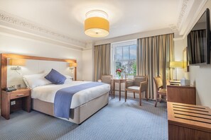 Ropa de cama hipoalergénica, escritorio y sistema de insonorización 