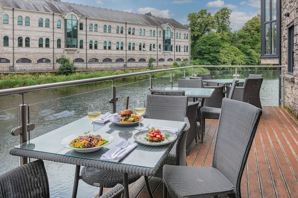 Serveert ontbijt, lunch en diner