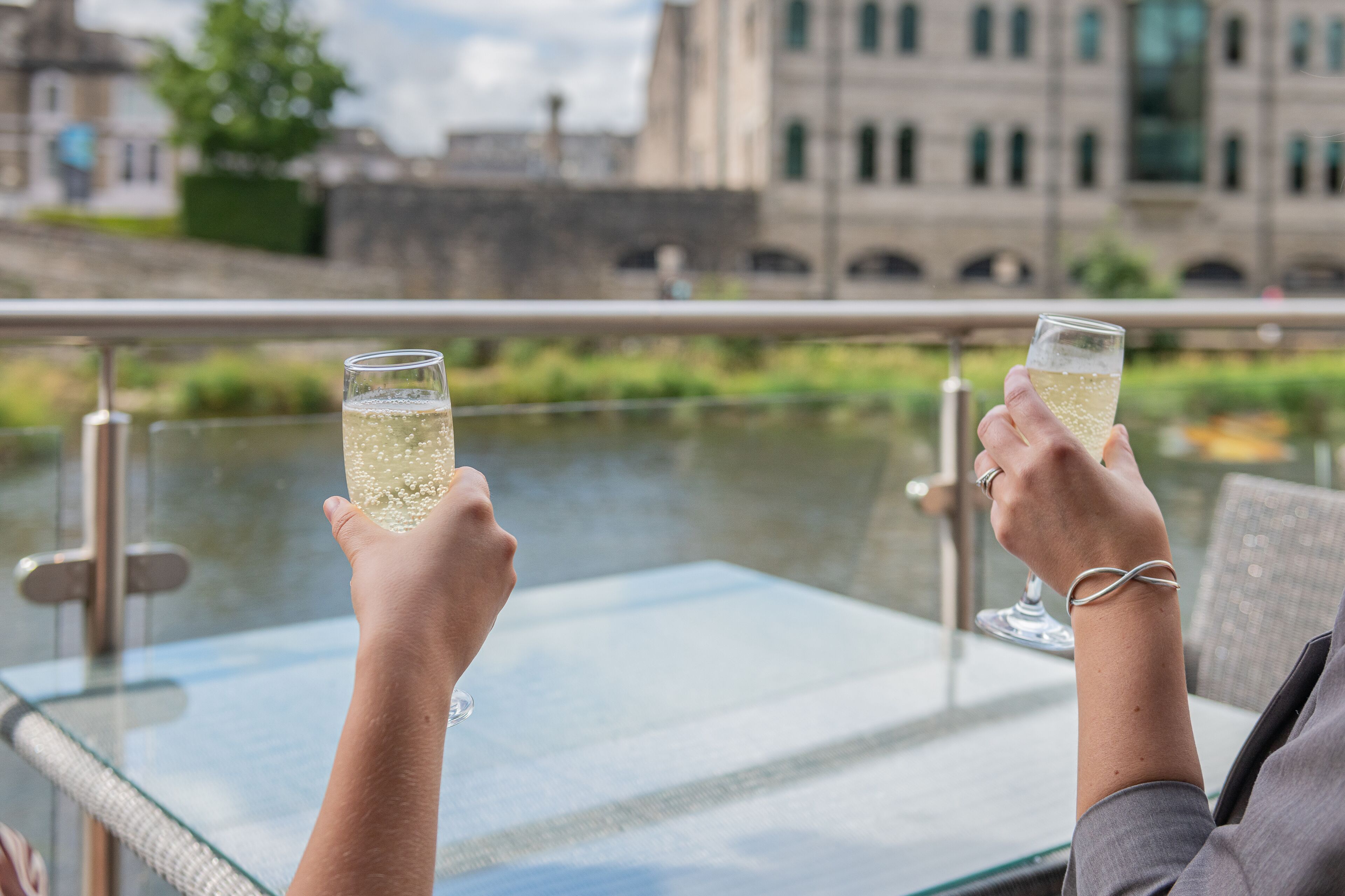 Serveert ontbijt, lunch en diner