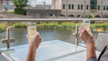 Serveert ontbijt, lunch en diner