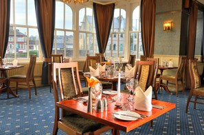 Serveert ontbijt, lunch en diner