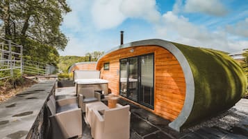 Ferienhütte | Schreibtisch, Bügeleisen/Bügelbrett, Bettwäsche