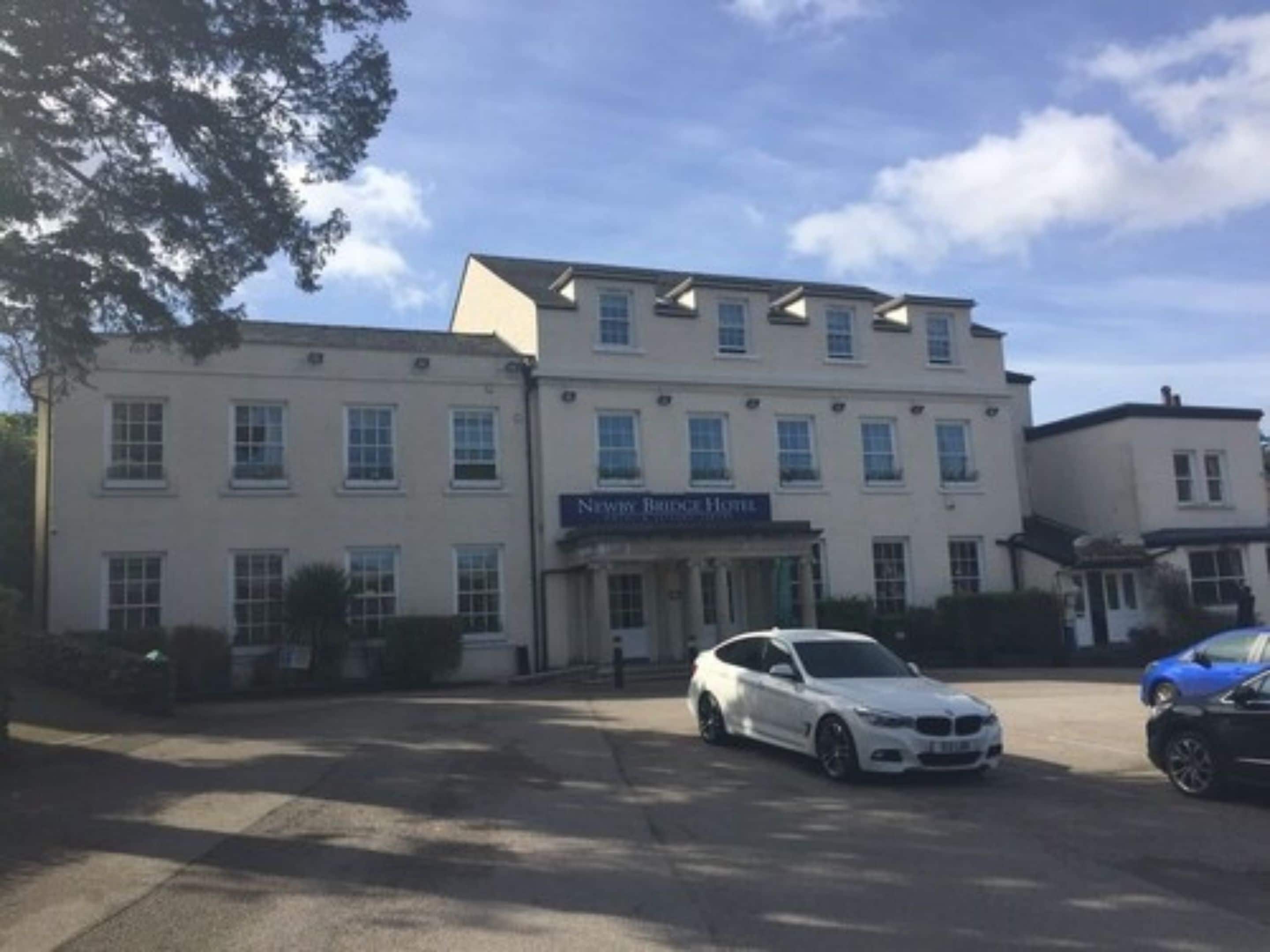 Een hotel met een bord waarop 'Newby Bridge Hotel' staat.