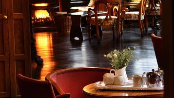 Mittagessen, Abendessen, lokale Küche, Blick auf den Garten