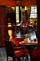 供应午餐和晚餐，地方菜，花园景观