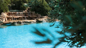 5 piscines a l'aire lliure i para-sols