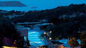 5 piscines extérieures, parasols de plage