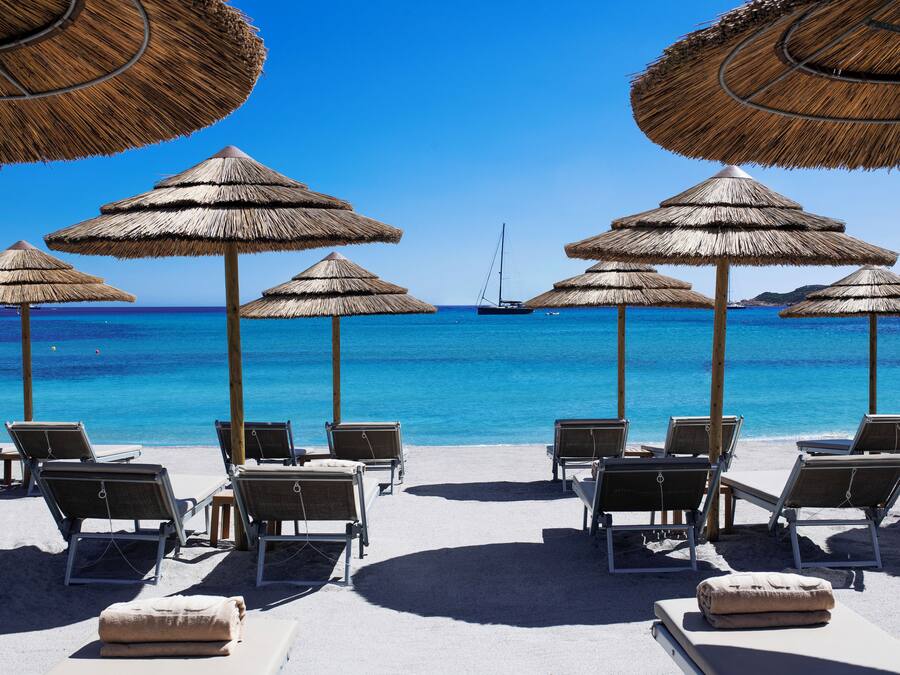 Private beach nearby, white sand, free beach shuttle