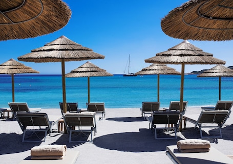 Spiaggia privata nelle vicinanze, sabbia bianca. CPH - Pevero Hotel