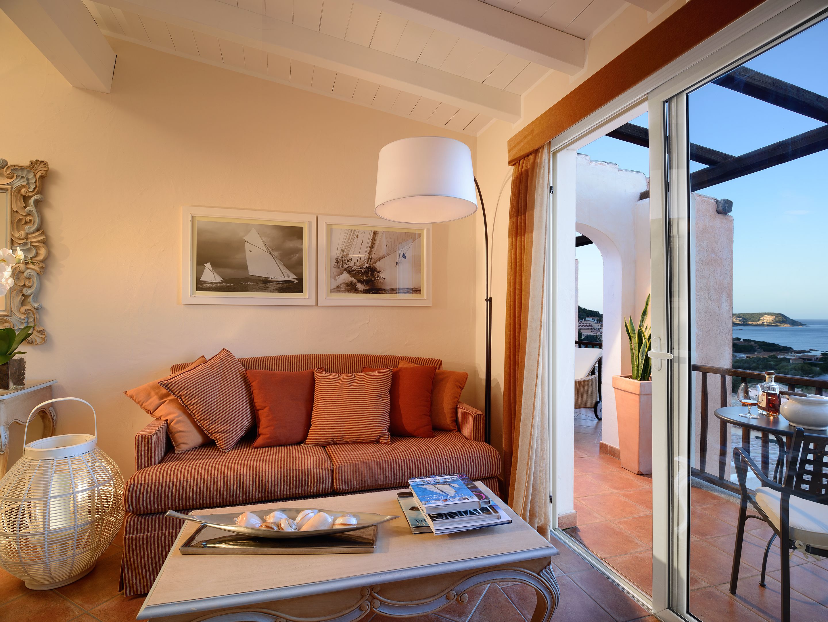 deluxe room | living area | flat-screen tv, pay films