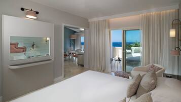 Junior-Suite, Terrasse, Meerblick | Allergikerbettwaren, Minibar, Zimmersafe, Schreibtisch