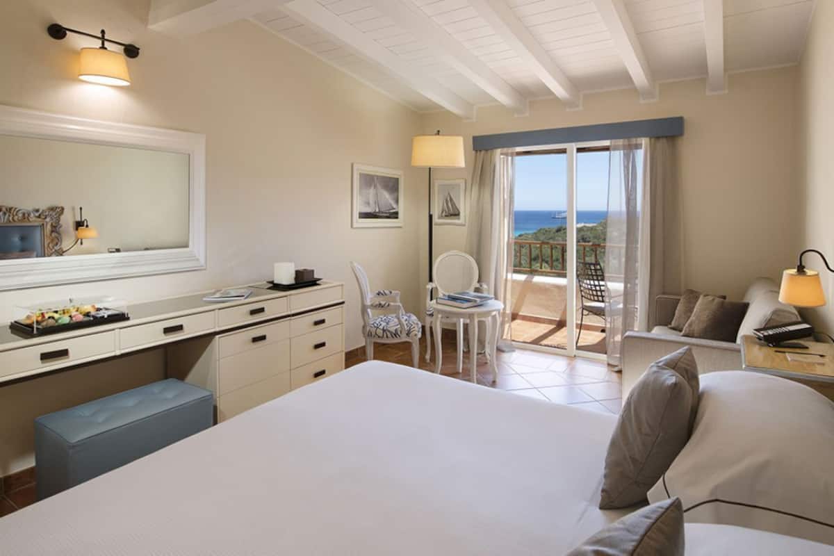 Hypo-allergenic bedding, minibar, in-room safe, desk