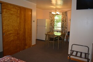 Standard Double Room Single Use, 2 Double Beds | In-room dining