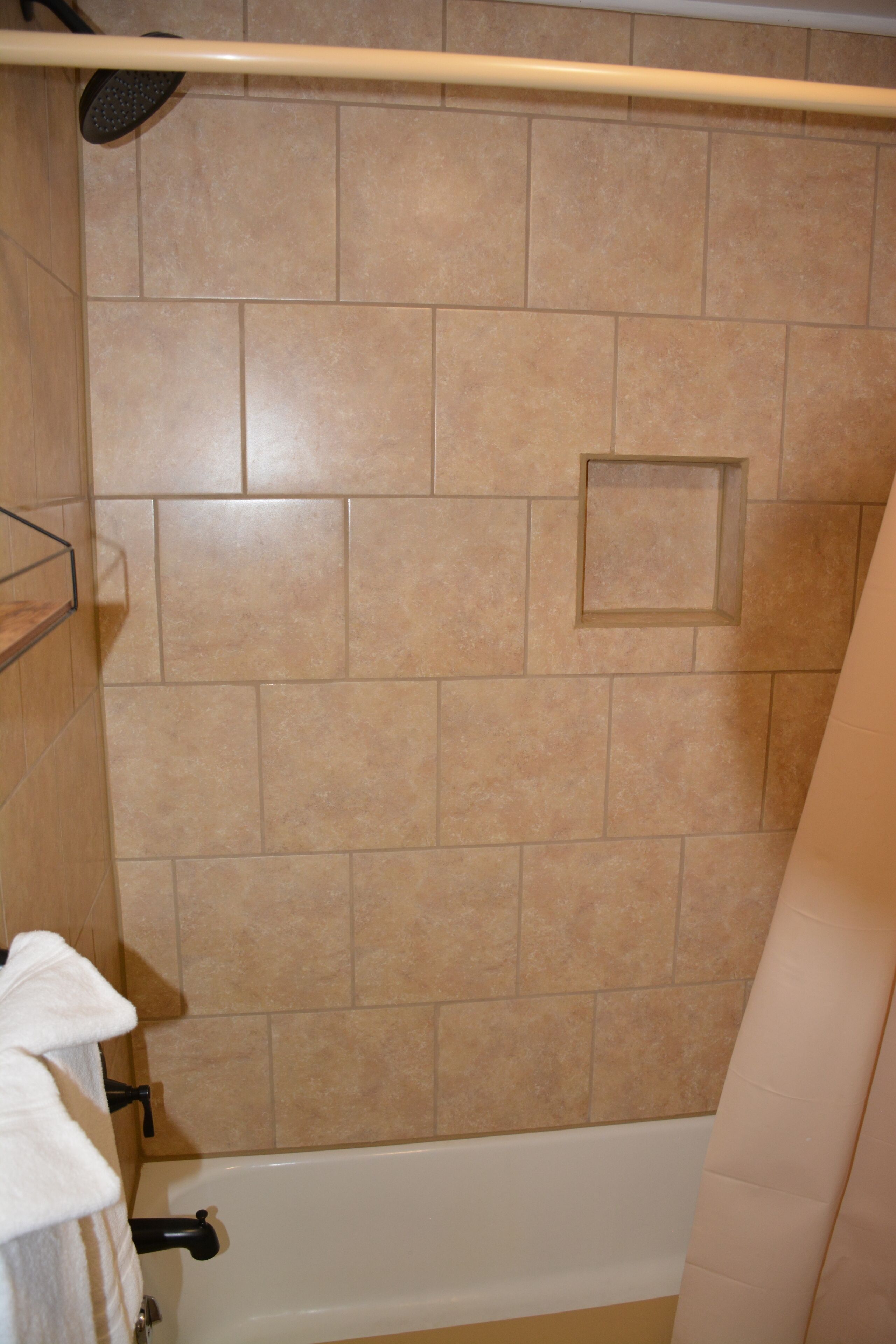 Ensemble baignoire-douche, articles de toilette (gratuits)