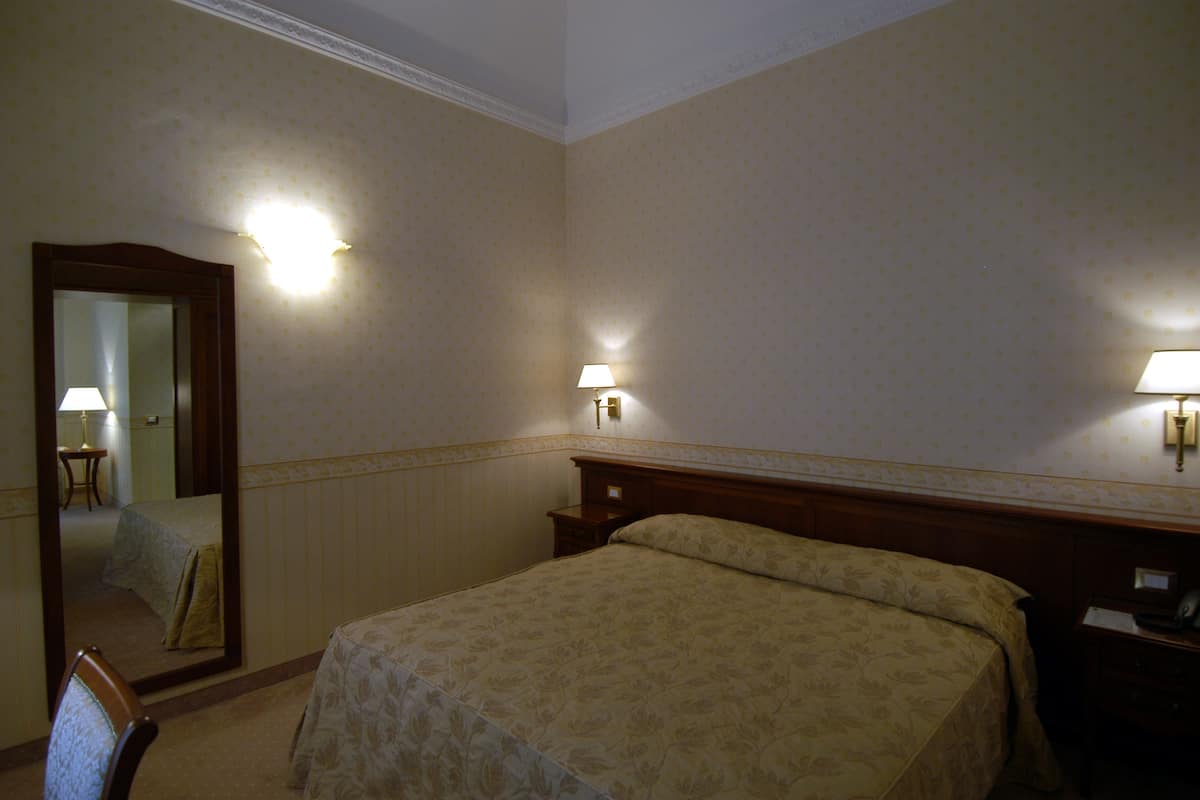 Junior Double Suite | In-room safe, free WiFi