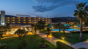 A hotel with multiple floors, a swimming pool, and well-maintained lawns. - Hotel Rada Siri (Montepaone Lido)