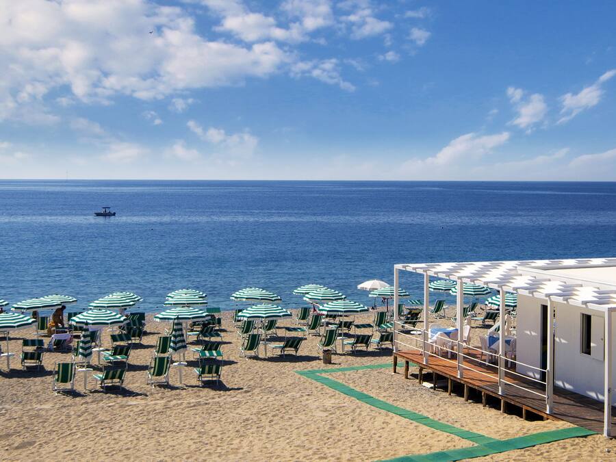 Pantai persendirian berhampiran, pasir putih