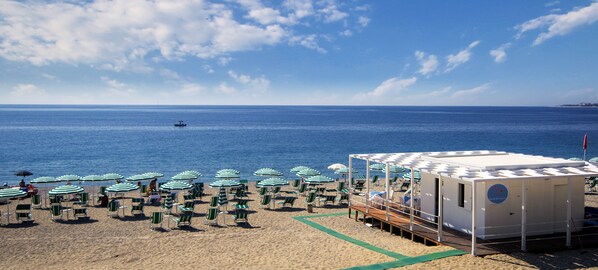 Yksityinen ranta lähistöllä, valkoista hiekkaa, rantakuljetuspalvelu