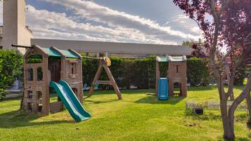 Área de juegos infantiles al aire libre