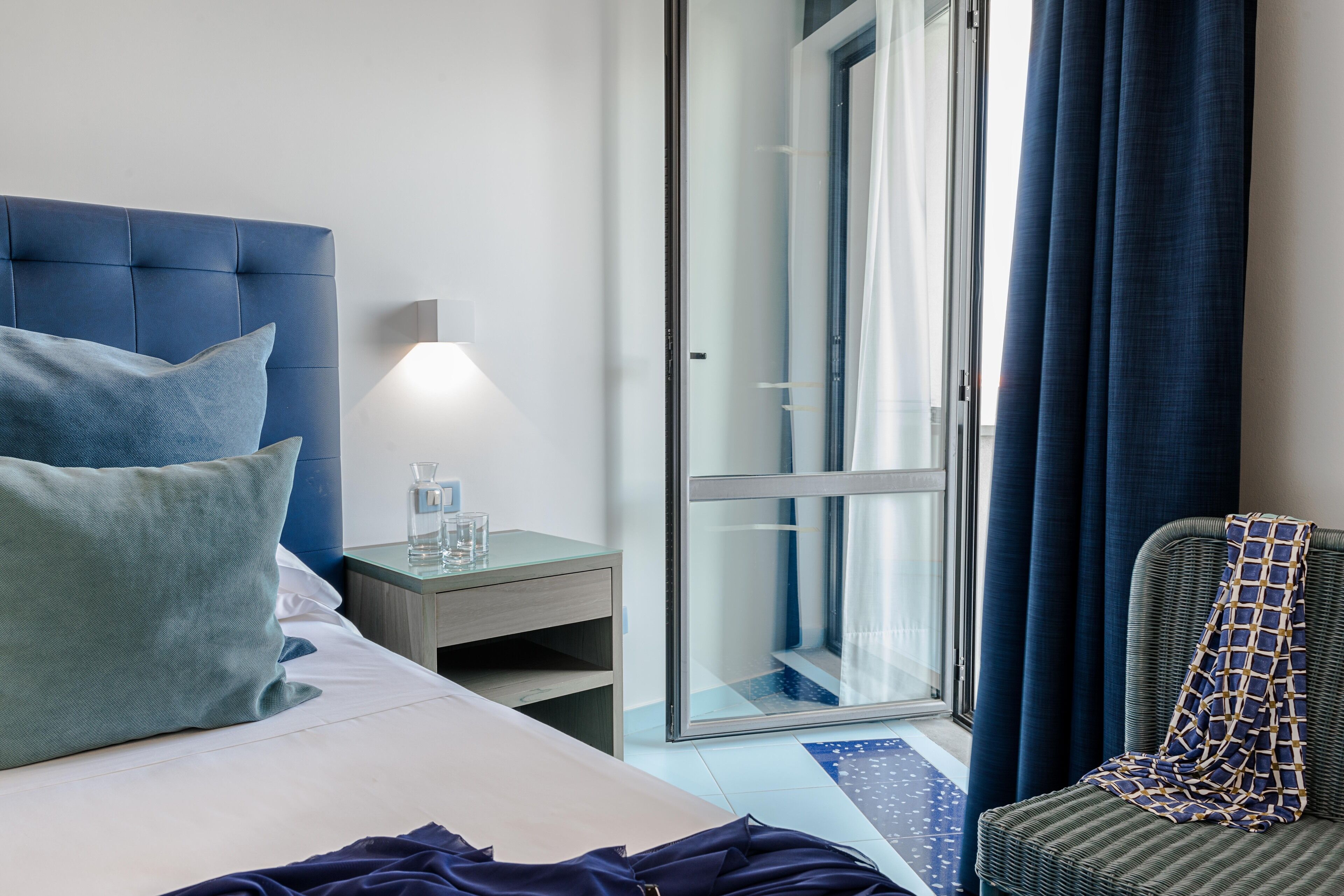 standard room | minibar, in-room safe, desk, blackout curtains