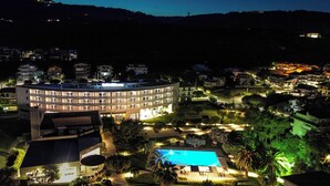 A large hotel with multiple floors, a swimming pool, and well-lit pathways. - Hotel Rada Siri (Montepaone Lido)
