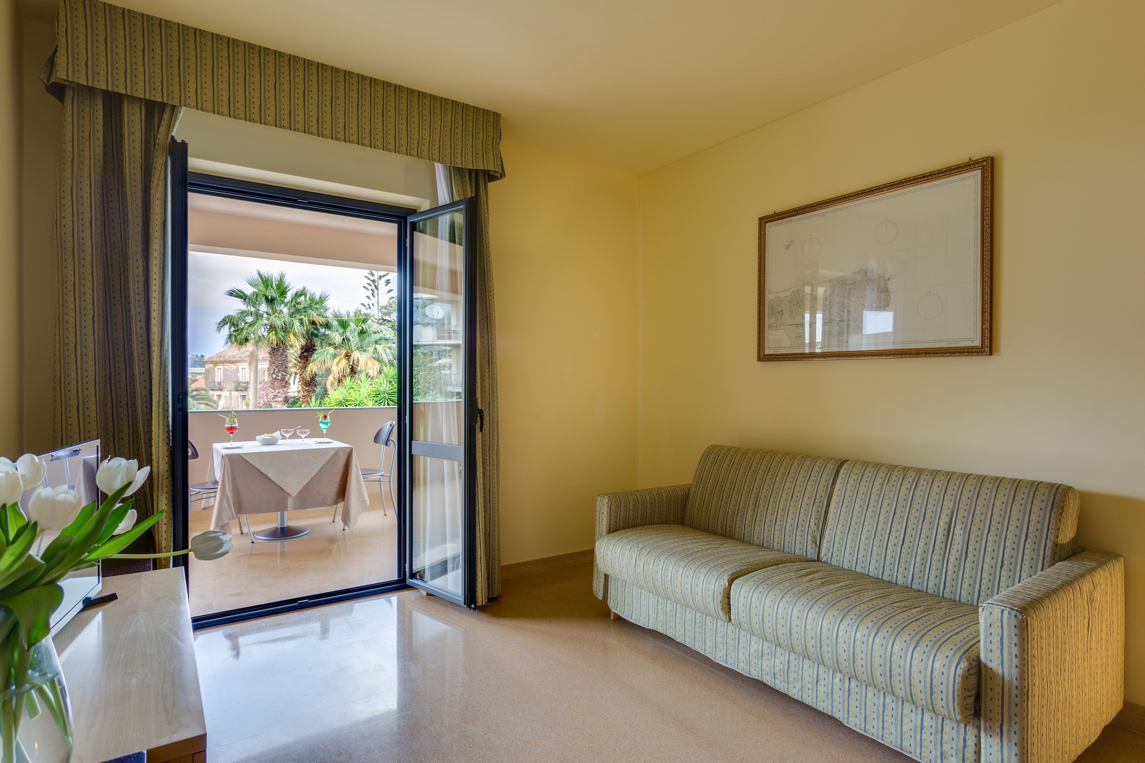 suite | living area | 32-inch flat-screen tv with satellite channels, tv