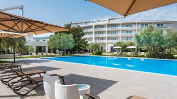 AuĂenpool (je nach Saison geöffnet), Sonnenschirme, LiegestĂŒhle